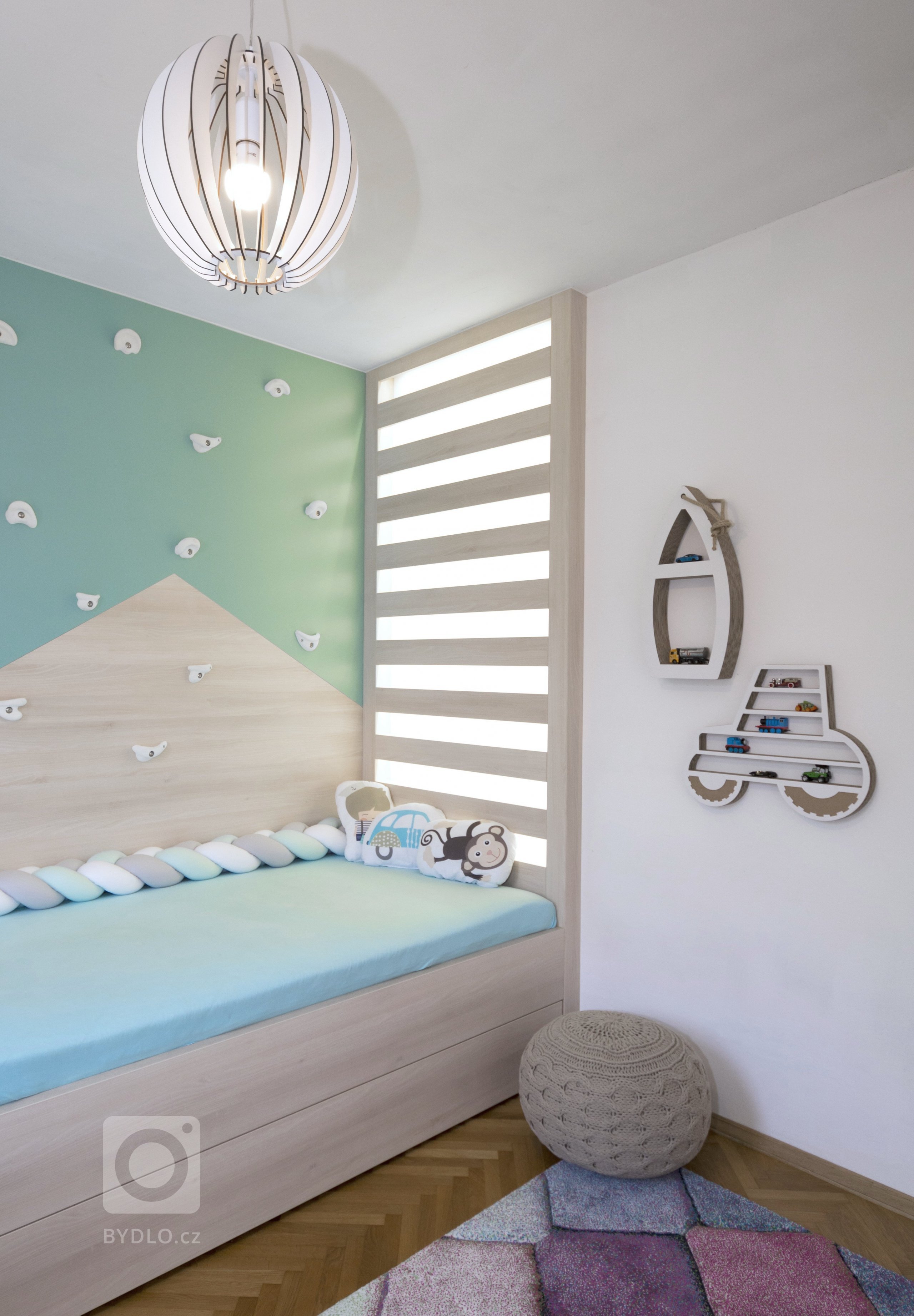 Dětský pokoj v&nbsp;rodinném domě byl navržen jako hravý prostor pro malého školáčka. Bohaté úložné prostory se skrývají v&nbsp;nenápadné skříňové stěně, proti…