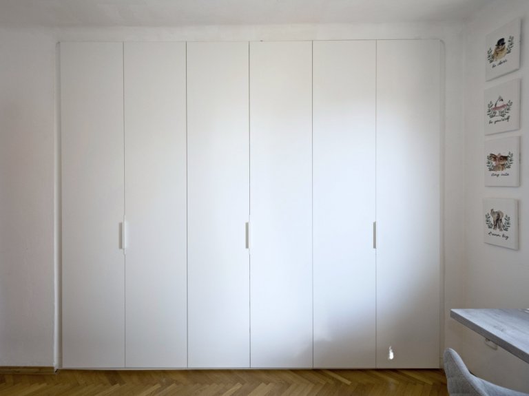 Dětský pokoj v&nbsp;rodinném domě byl navržen jako hravý prostor pro malého školáčka. Bohaté úložné prostory se skrývají v&nbsp;nenápadné skříňové stěně, proti…