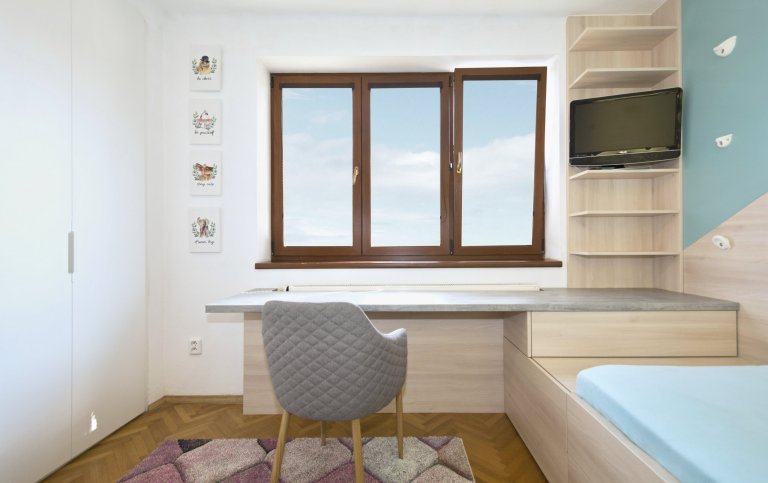 Dětský pokoj v&nbsp;rodinném domě byl navržen jako hravý prostor pro malého školáčka. Bohaté úložné prostory se skrývají v&nbsp;nenápadné skříňové stěně, proti…