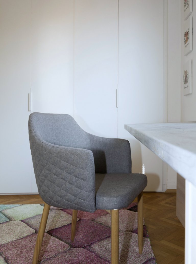 Dětský pokoj v&nbsp;rodinném domě byl navržen jako hravý prostor pro malého školáčka. Bohaté úložné prostory se skrývají v&nbsp;nenápadné skříňové stěně, proti…