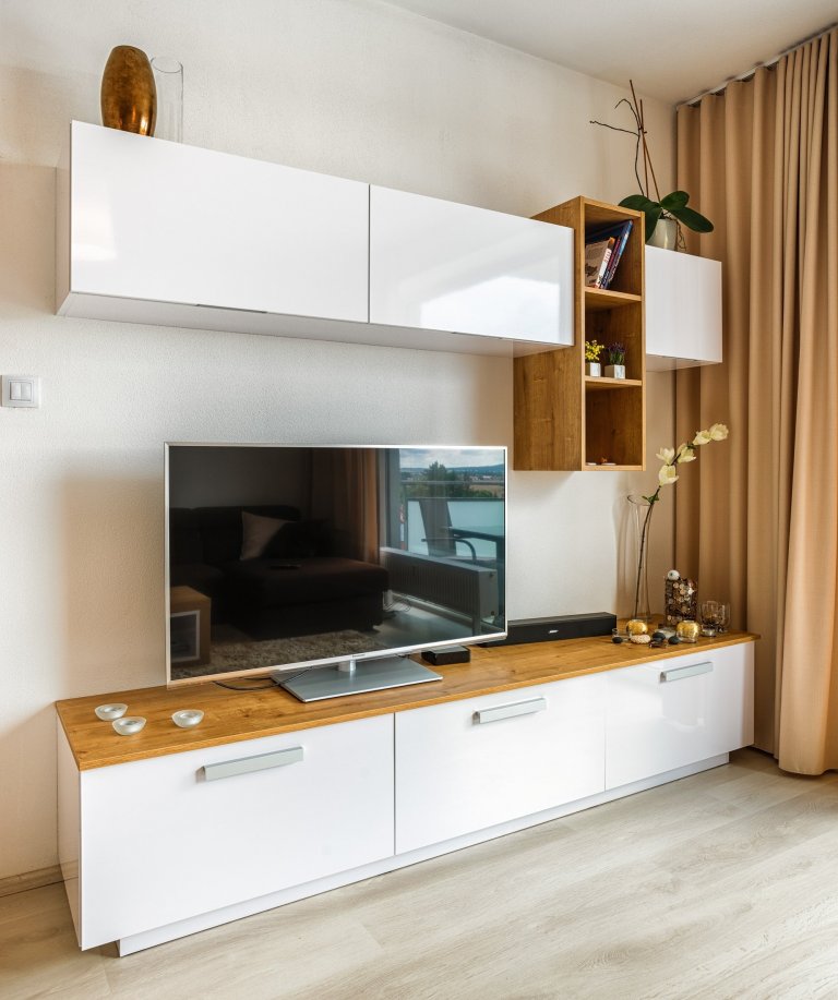 Realizace kompletního interiéru bytu 2+kk v Plzni. Montáž laminátové podlahy světlé barvy pro projasnění interiéru. Dveře v podobném odstínu s podlahou…