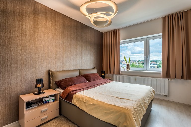 Realizace kompletního interiéru bytu 2+kk v Plzni. Montáž laminátové podlahy světlé barvy pro projasnění interiéru. Dveře v podobném odstínu s podlahou…