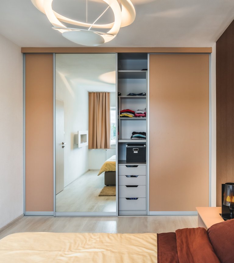 Realizace kompletního interiéru bytu 2+kk v Plzni. Montáž laminátové podlahy světlé barvy pro projasnění interiéru. Dveře v podobném odstínu s podlahou…