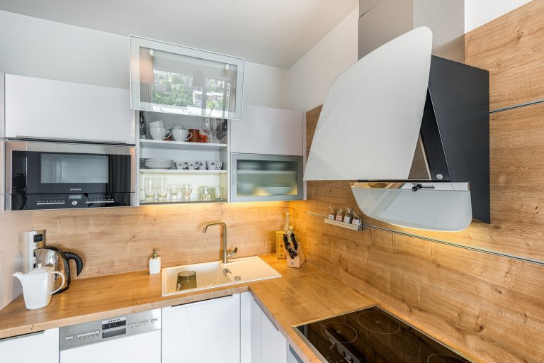 Realizace kompletního interiéru bytu 2+kk v Plzni. Montáž laminátové podlahy světlé barvy pro projasnění interiéru. Dveře v podobném odstínu s podlahou…