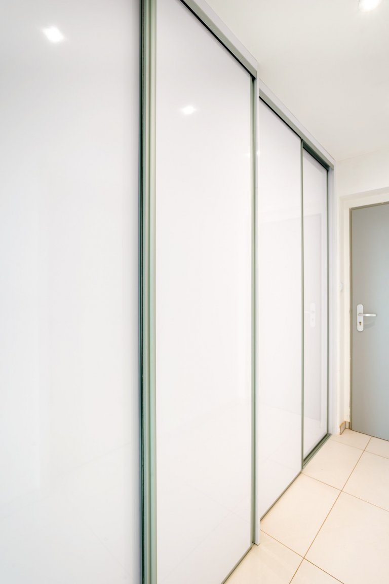 Realizace kompletního interiéru bytu 2+kk v Plzni. Montáž laminátové podlahy světlé barvy pro projasnění interiéru. Dveře v podobném odstínu s podlahou…