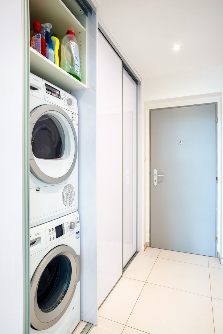 Realizace kompletního interiéru bytu 2+kk v Plzni. Montáž laminátové podlahy světlé barvy pro projasnění interiéru. Dveře v podobném odstínu s podlahou…