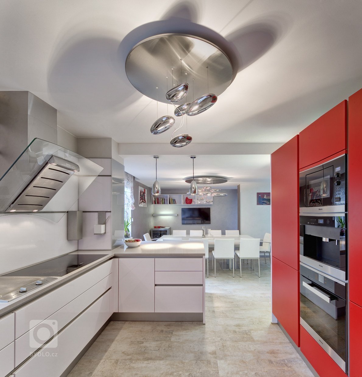 Realizace kompletního interiéru dle návrhu našeho studia. Dodávka kuchyně značky next125 s deskou z umělého kamene a se spotřebiči Miele. Návrh a dodávka…