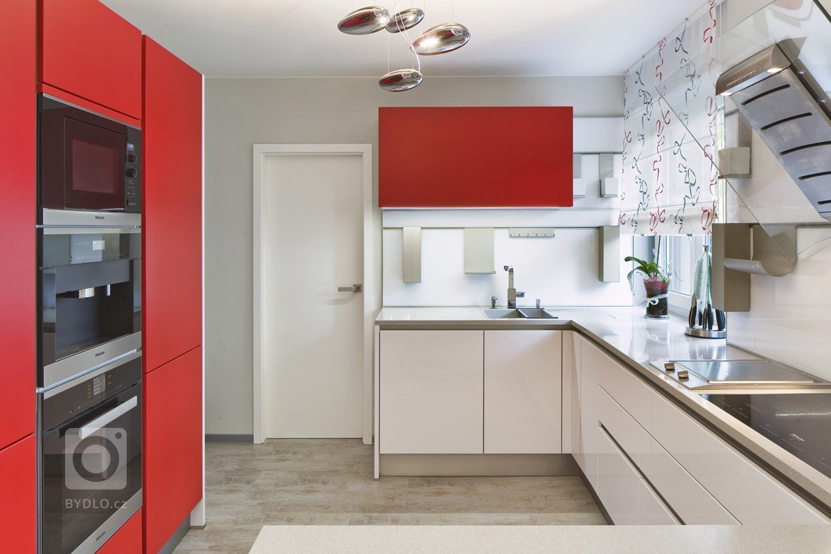 Realizace kompletního interiéru dle návrhu našeho studia. Dodávka kuchyně značky next125 s deskou z umělého kamene a se spotřebiči Miele. Návrh a dodávka…