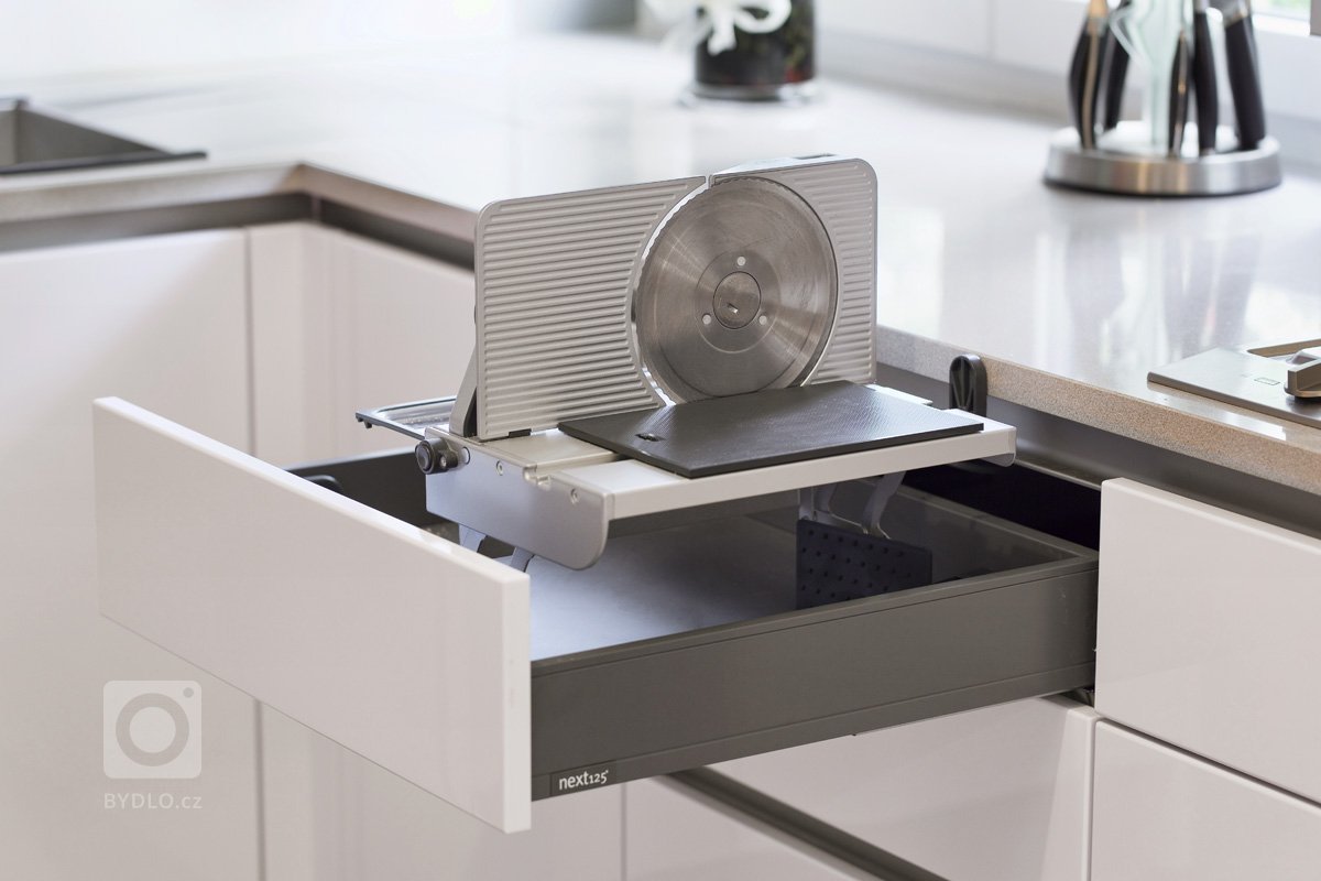 Realizace kompletního interiéru dle návrhu našeho studia. Dodávka kuchyně značky next125 s deskou z umělého kamene a se spotřebiči Miele. Návrh a dodávka…