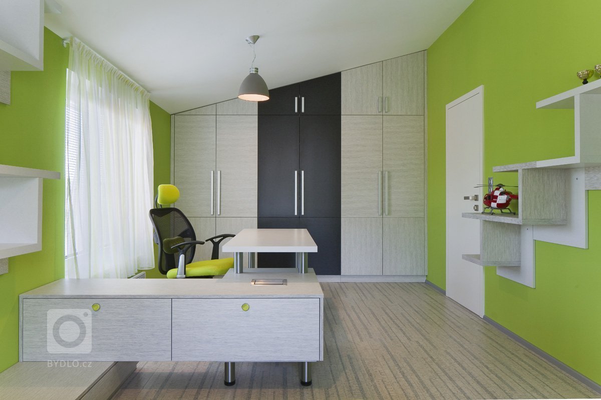 Realizace kompletního interiéru dle návrhu našeho studia. Dodávka kuchyně značky next125 s deskou z umělého kamene a se spotřebiči Miele. Návrh a dodávka…