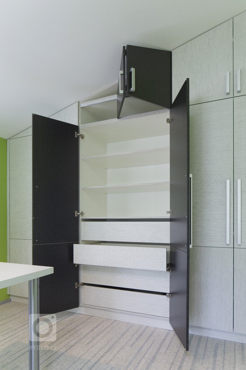 Realizace kompletního interiéru dle návrhu našeho studia. Dodávka kuchyně značky next125 s deskou z umělého kamene a se spotřebiči Miele. Návrh a dodávka…