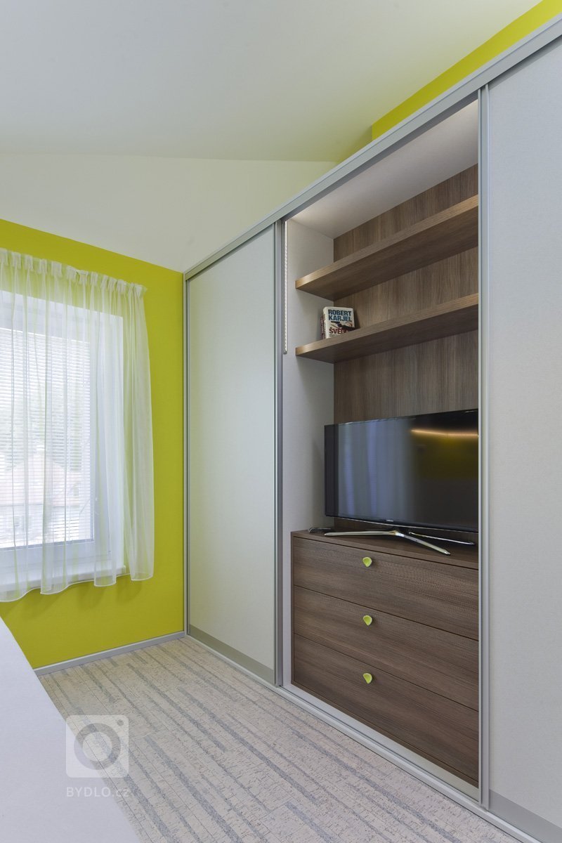 Realizace kompletního interiéru dle návrhu našeho studia. Dodávka kuchyně značky next125 s deskou z umělého kamene a se spotřebiči Miele. Návrh a dodávka…