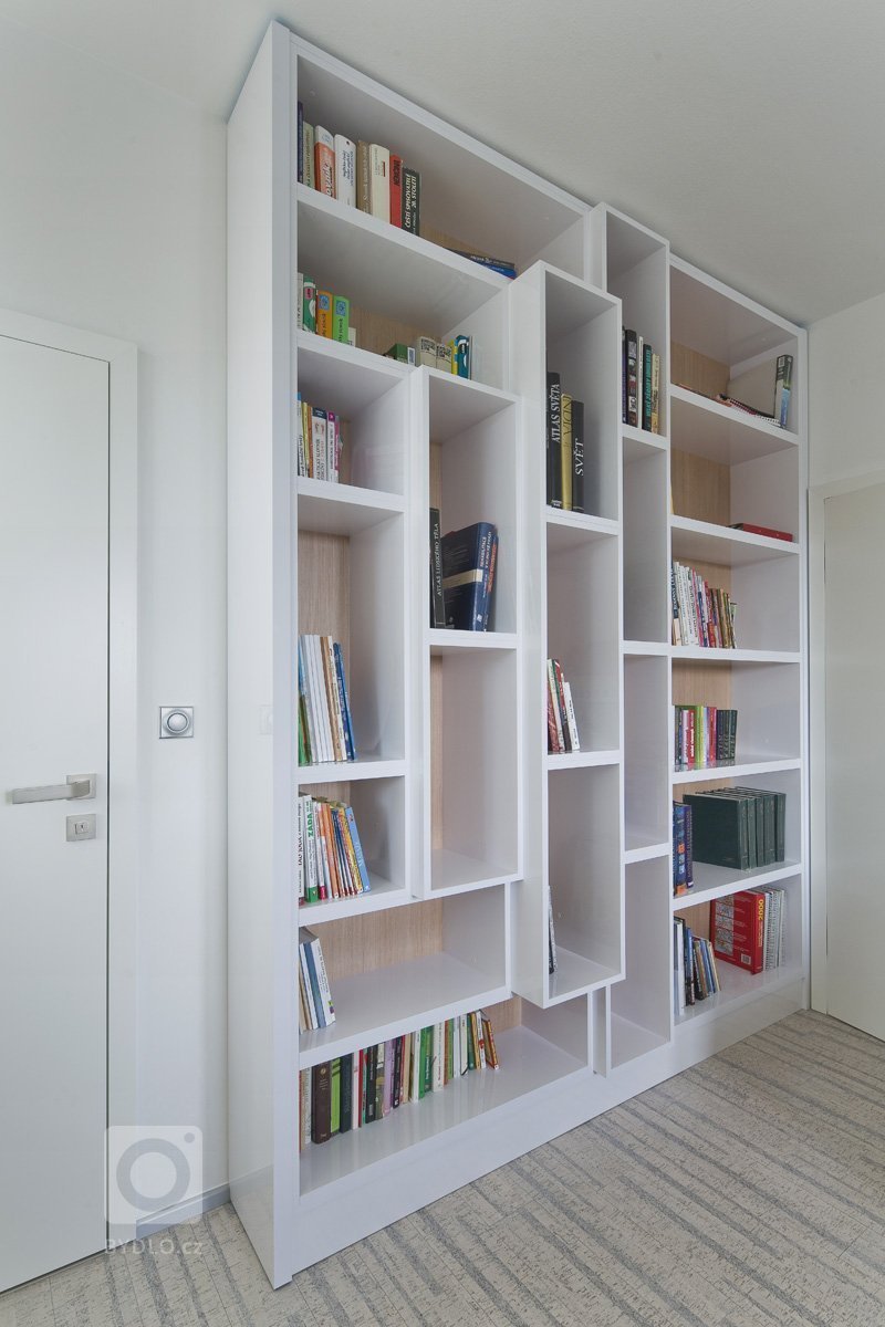 Realizace kompletního interiéru dle návrhu našeho studia. Dodávka kuchyně značky next125 s deskou z umělého kamene a se spotřebiči Miele. Návrh a dodávka…