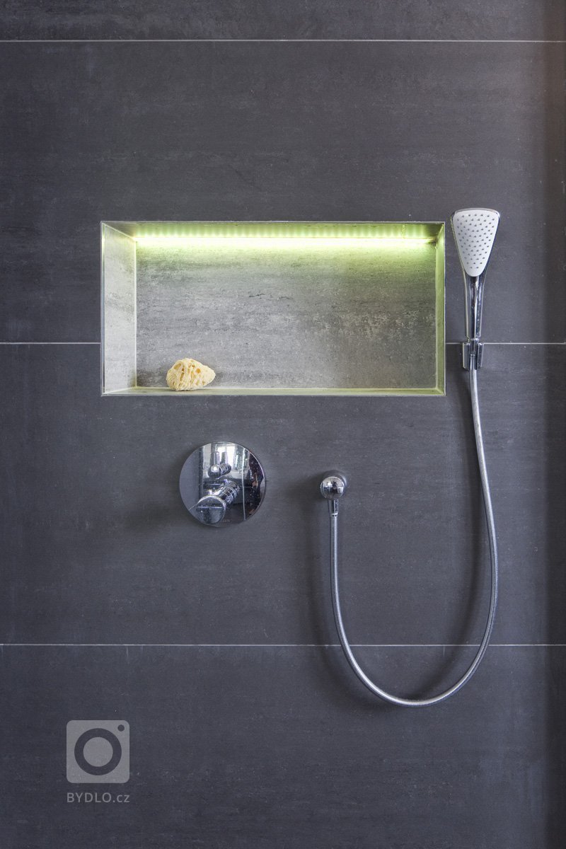 Realizace kompletního interiéru dle návrhu našeho studia. Dodávka kuchyně značky next125 s deskou z umělého kamene a se spotřebiči Miele. Návrh a dodávka…