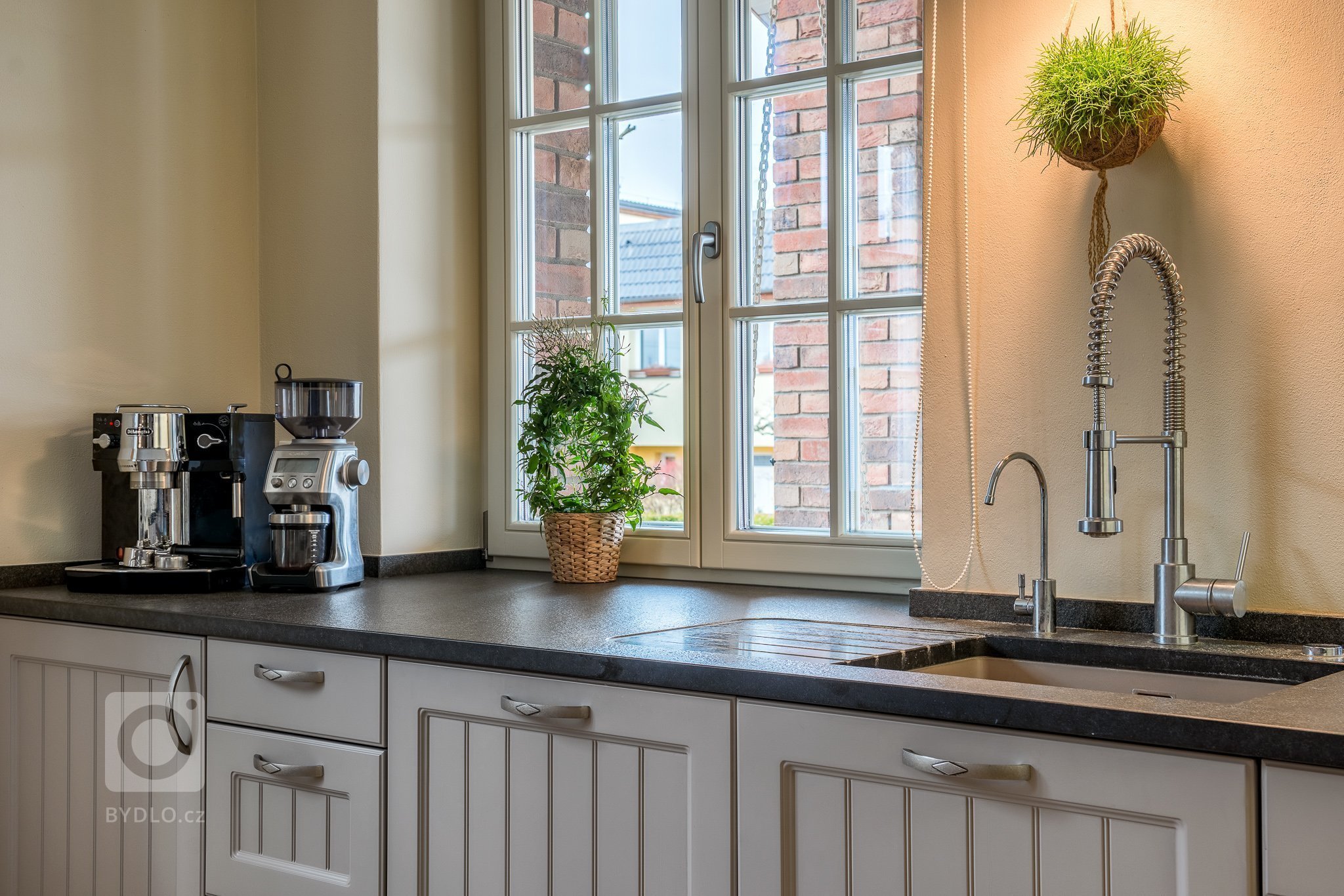 Realizace velmi pěkné rustikální kuchyňské linky s kamennou deskou v rodinném domu v Plzni. Velice dobrá spolupráce s majiteli vedla k tomuto velice pěknému…