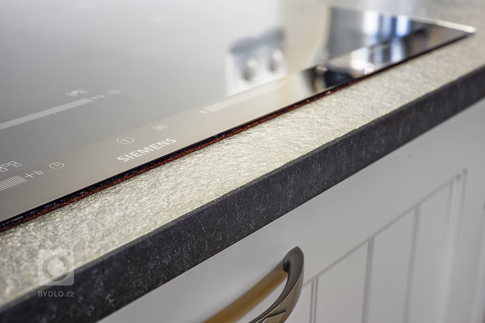 Realizace velmi pěkné rustikální kuchyňské linky s kamennou deskou v rodinném domu v Plzni. Velice dobrá spolupráce s majiteli vedla k tomuto velice pěknému…