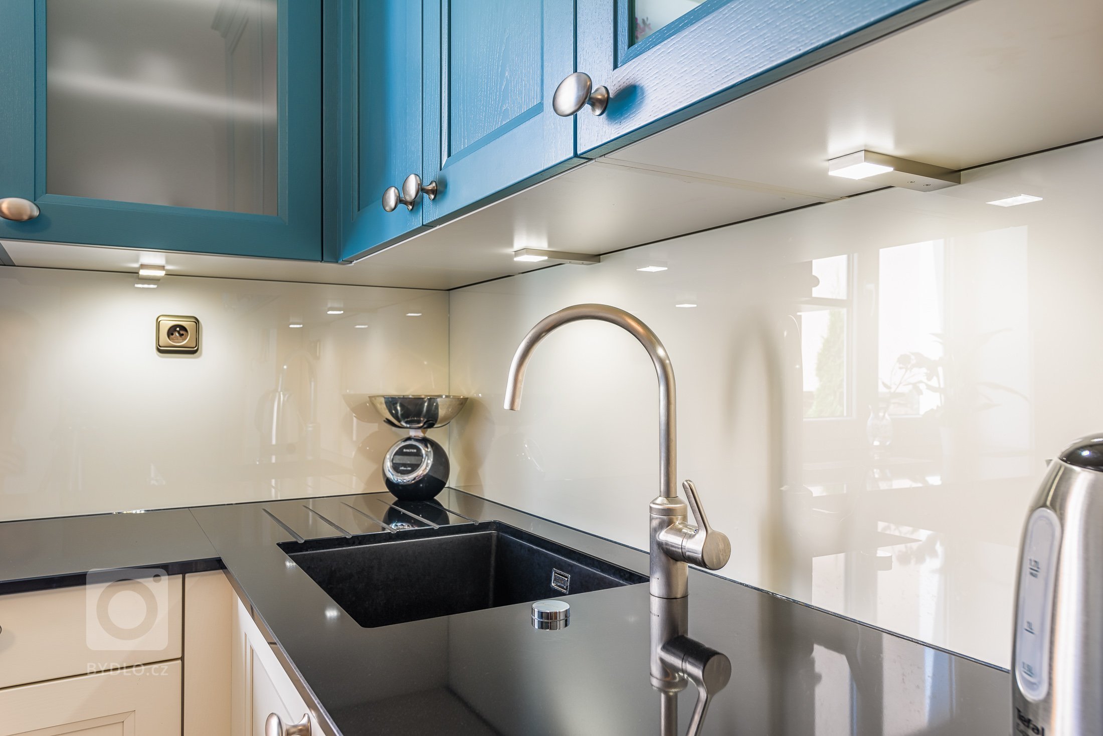 Realizace lehce rustikální přesto moderní kuchyně v soukromém interiéru v Plzni. Zajímavá kombinace barev. Realizace pracovní desky z umělého kamene.&nbsp;
