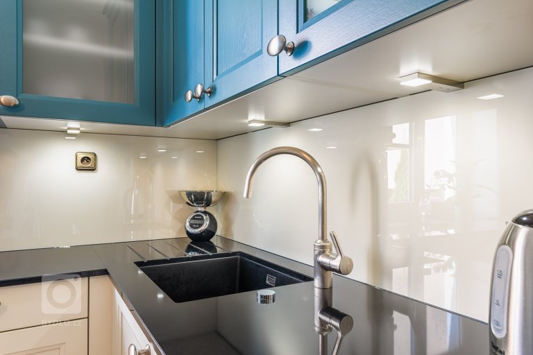 add picture to album