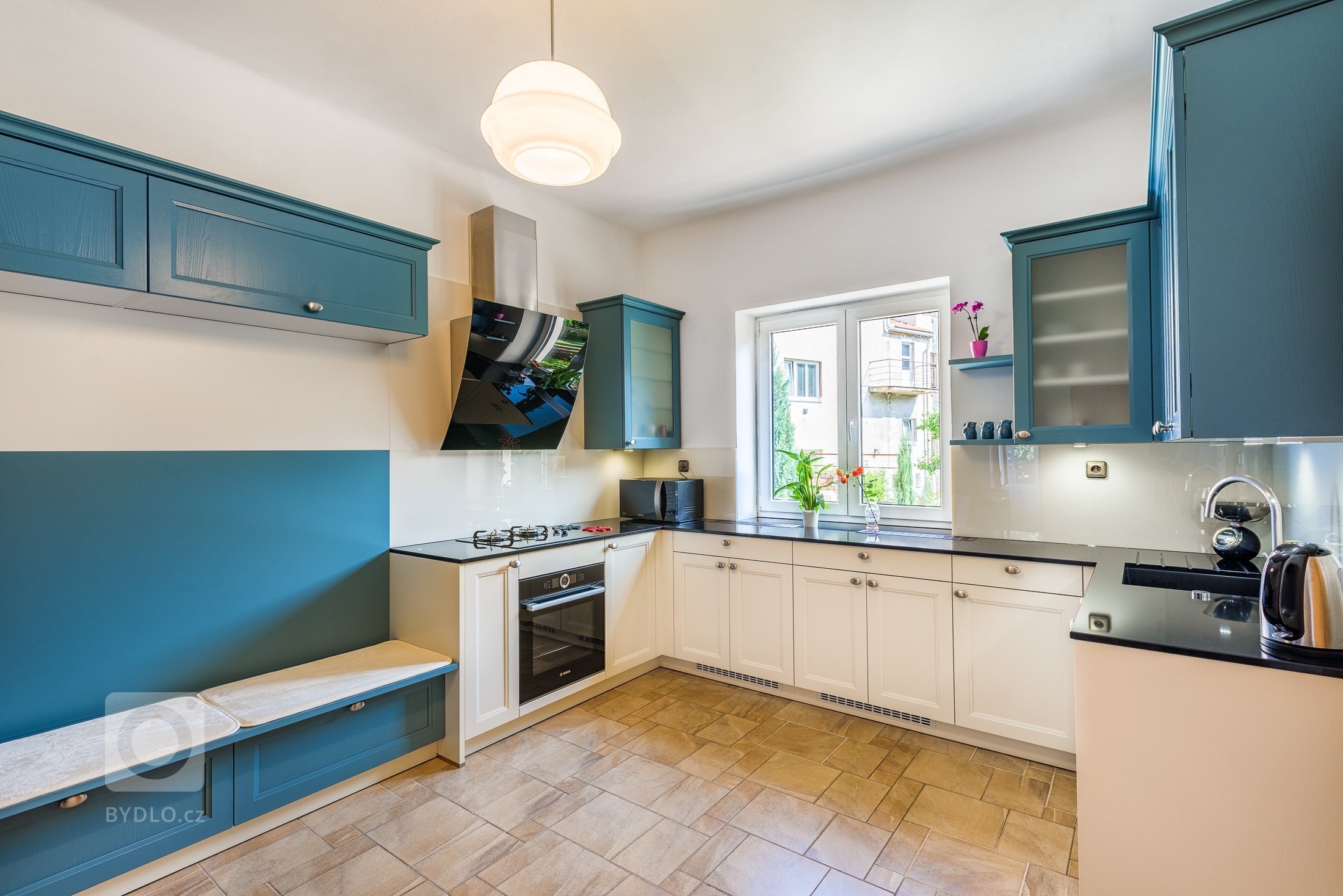 Realizace lehce rustikální přesto moderní kuchyně v soukromém interiéru v Plzni. Zajímavá kombinace barev. Realizace pracovní desky z umělého kamene.&nbsp;
