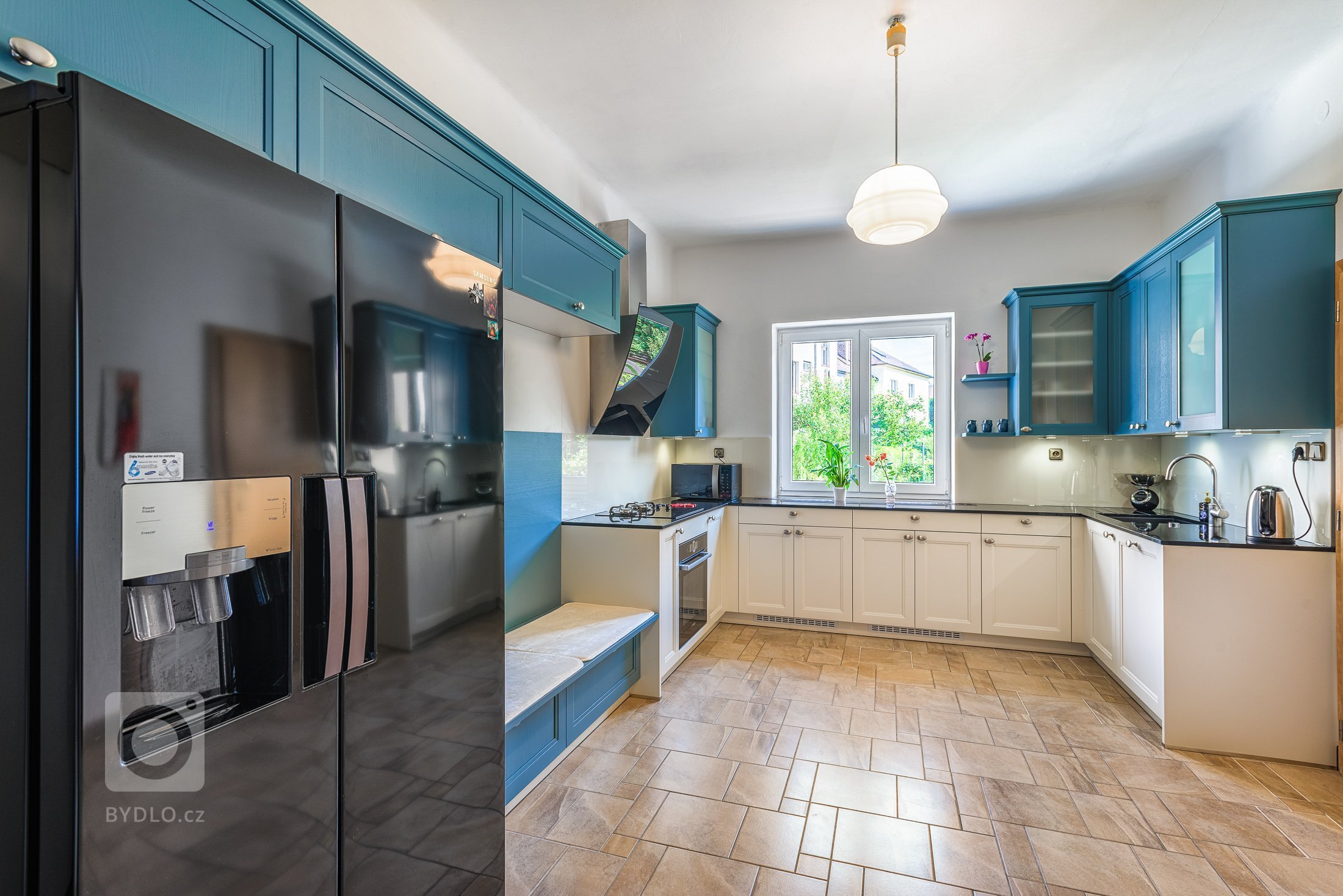 Realizace lehce rustikální přesto moderní kuchyně v soukromém interiéru v Plzni. Zajímavá kombinace barev. Realizace pracovní desky z umělého kamene.&nbsp;
