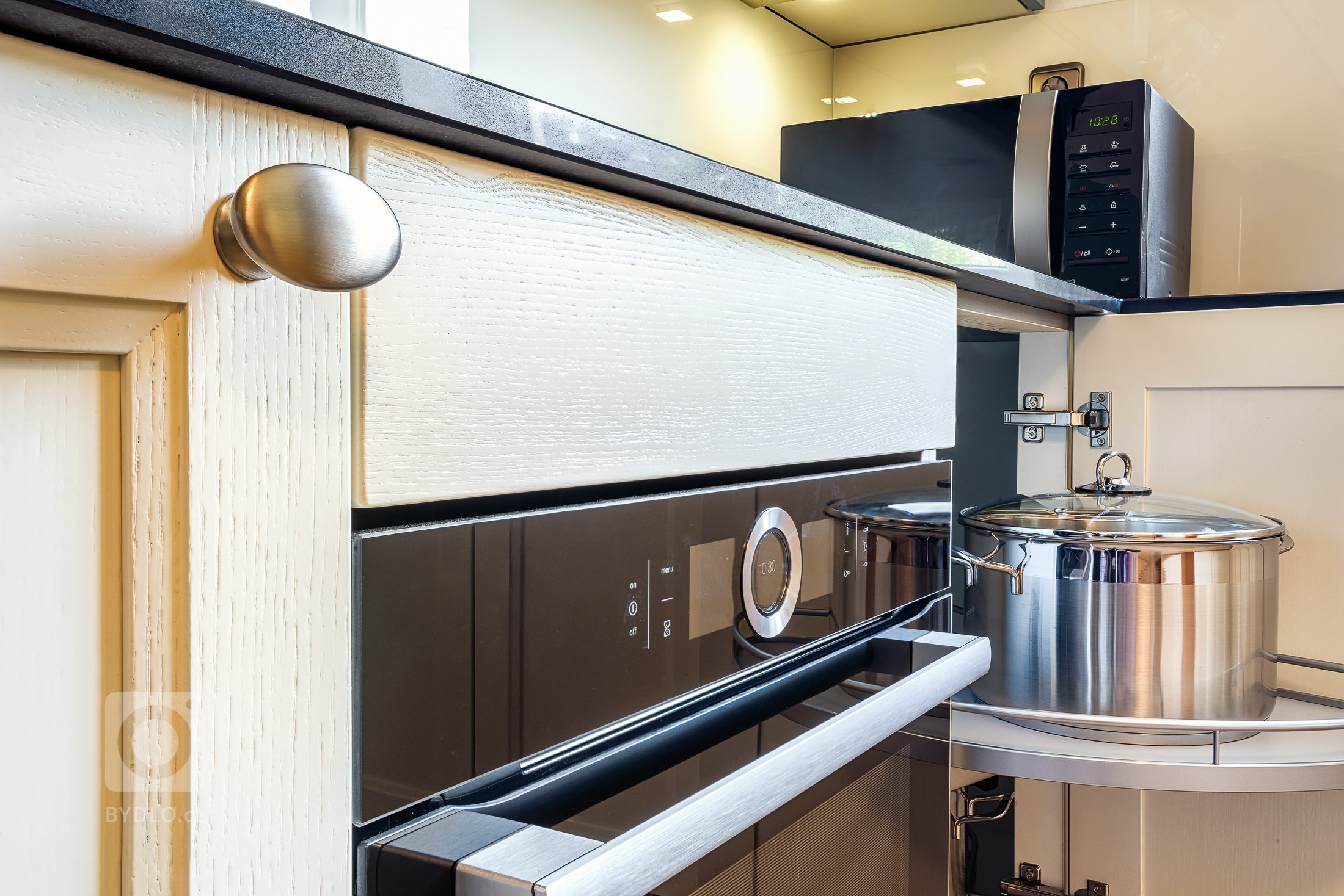 Realizace lehce rustikální přesto moderní kuchyně v soukromém interiéru v Plzni. Zajímavá kombinace barev. Realizace pracovní desky z umělého kamene.&nbsp;
