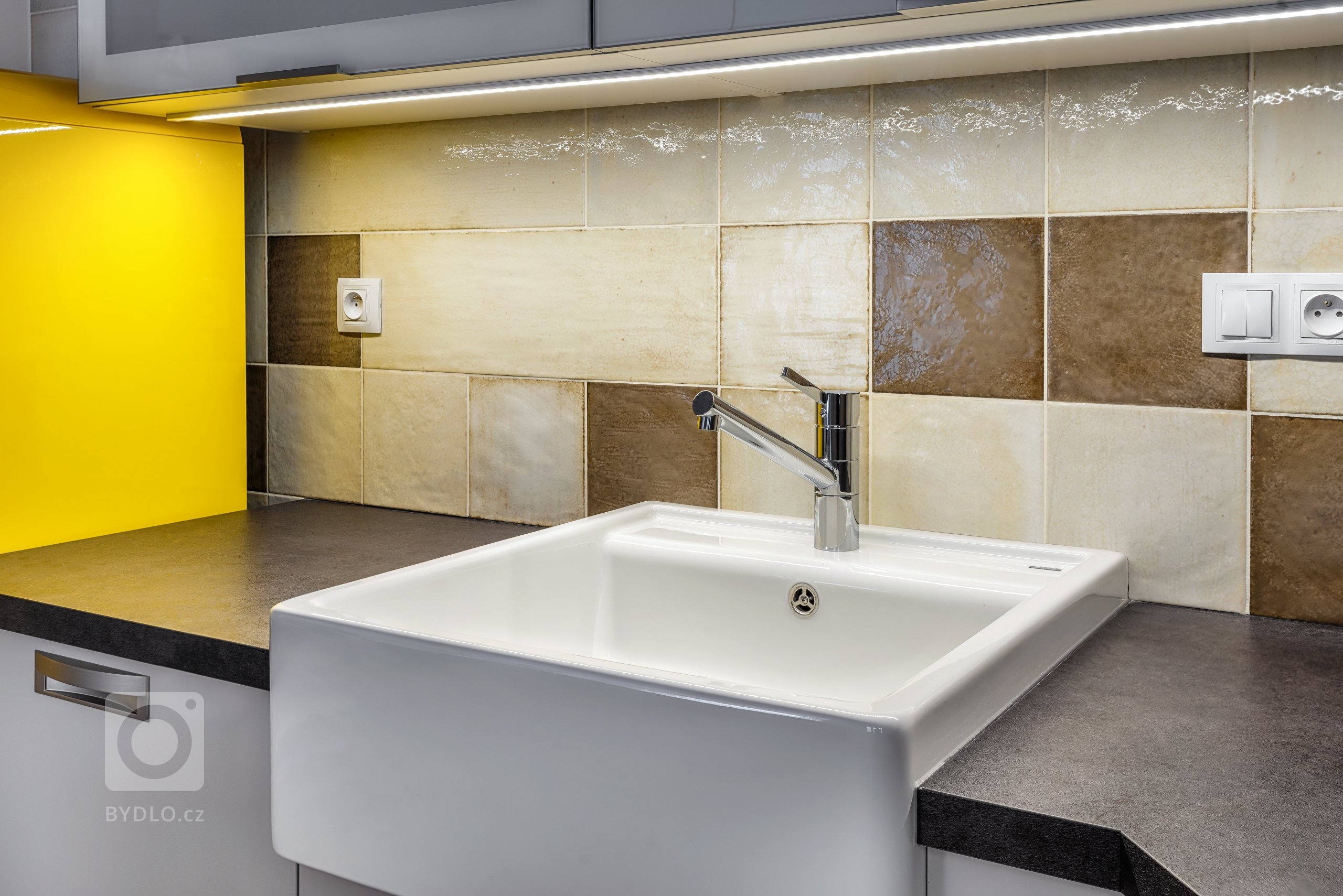 Realizace interiéru dle požadavku interiérového designera. Dodávka kuchyně značka schüller se spotřebiči BOSCH a SMEG. Realizace atypického lakovaného…