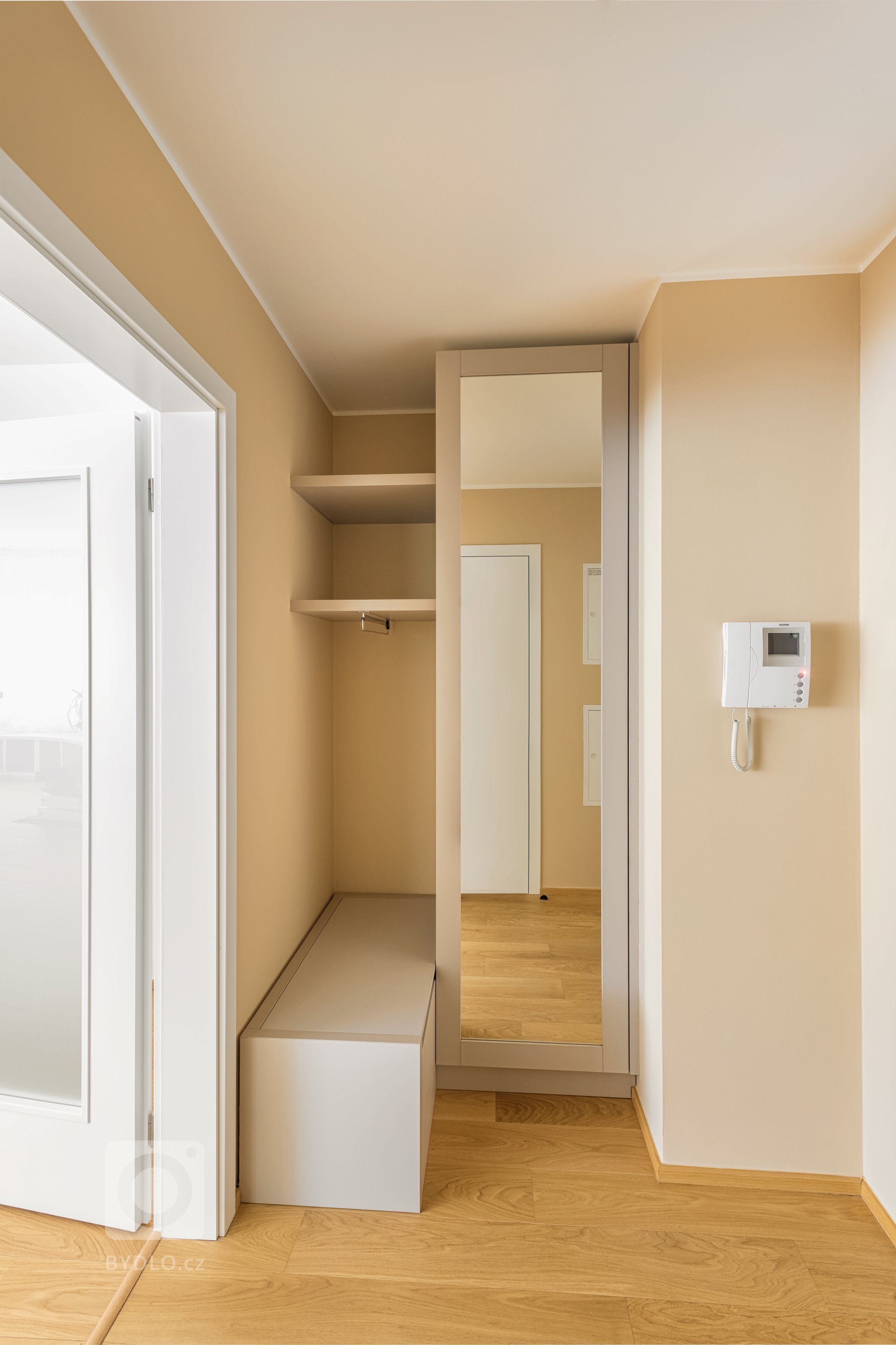 Realizace interiéru dle požadavku interiérového designera. Dodávka kuchyně značka schüller se spotřebiči BOSCH a SMEG. Realizace atypického lakovaného…