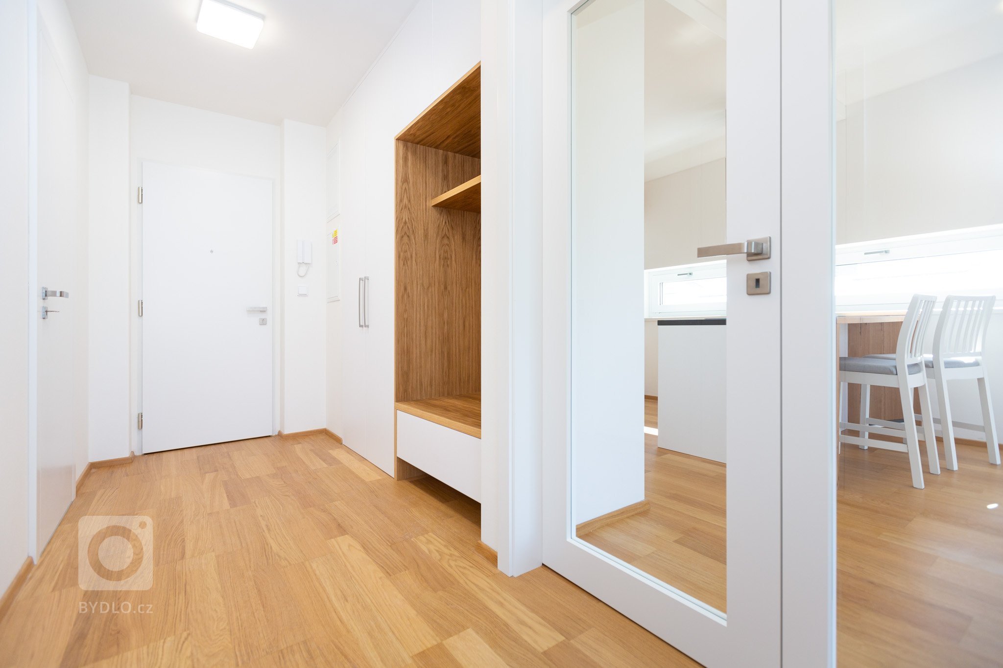 Malé byty obvykle bojují s nedostatkem&nbsp;úložných prostor. Naše řešení spočívá v důmyslném systému skříní na míru, který se opírá o&nbsp;potřeby zákazníka.…