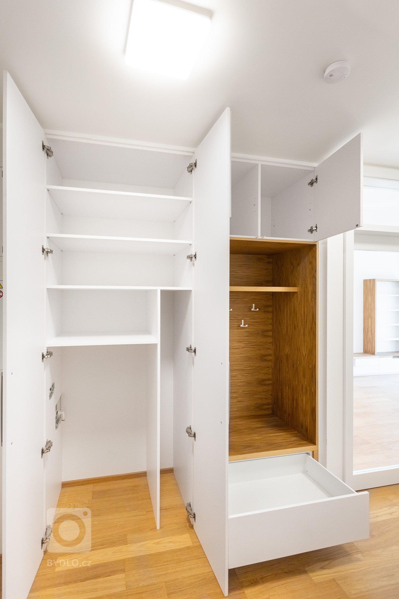 Malé byty obvykle bojují s nedostatkem&nbsp;úložných prostor. Naše řešení spočívá v důmyslném systému skříní na míru, který se opírá o&nbsp;potřeby zákazníka.…