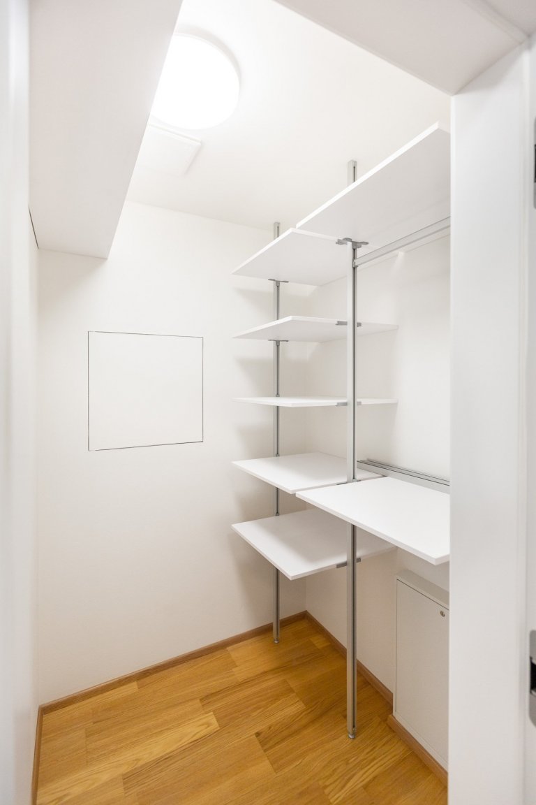 Malé byty obvykle bojují s nedostatkem&nbsp;úložných prostor. Naše řešení spočívá v důmyslném systému skříní na míru, který se opírá o&nbsp;potřeby zákazníka.…