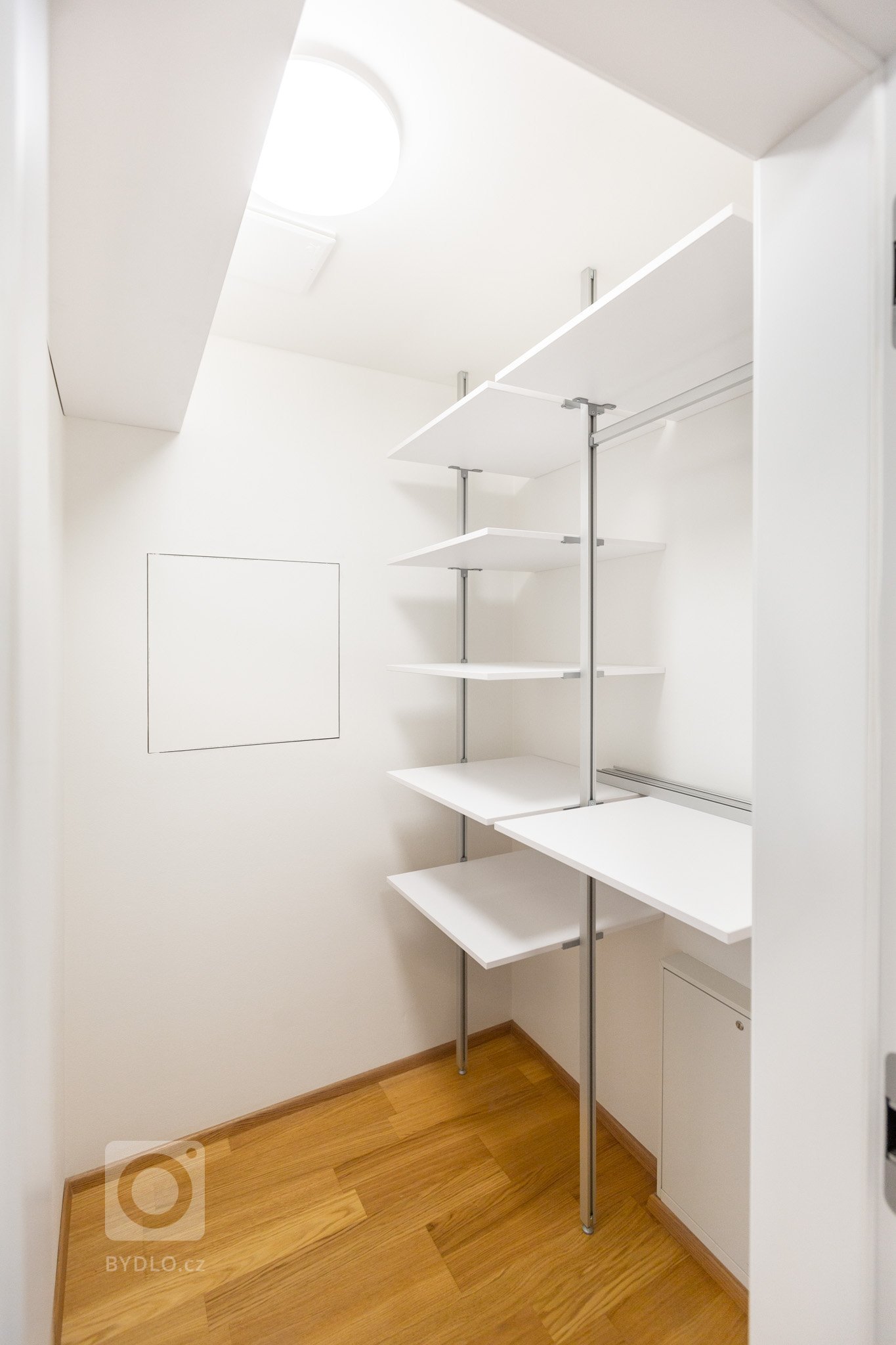 Malé byty obvykle bojují s nedostatkem&nbsp;úložných prostor. Naše řešení spočívá v důmyslném systému skříní na míru, který se opírá o&nbsp;potřeby zákazníka.…