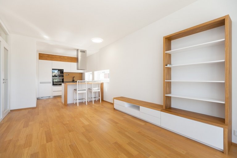 Malé byty obvykle bojují s nedostatkem&nbsp;úložných prostor. Naše řešení spočívá v důmyslném systému skříní na míru, který se opírá o&nbsp;potřeby zákazníka.…