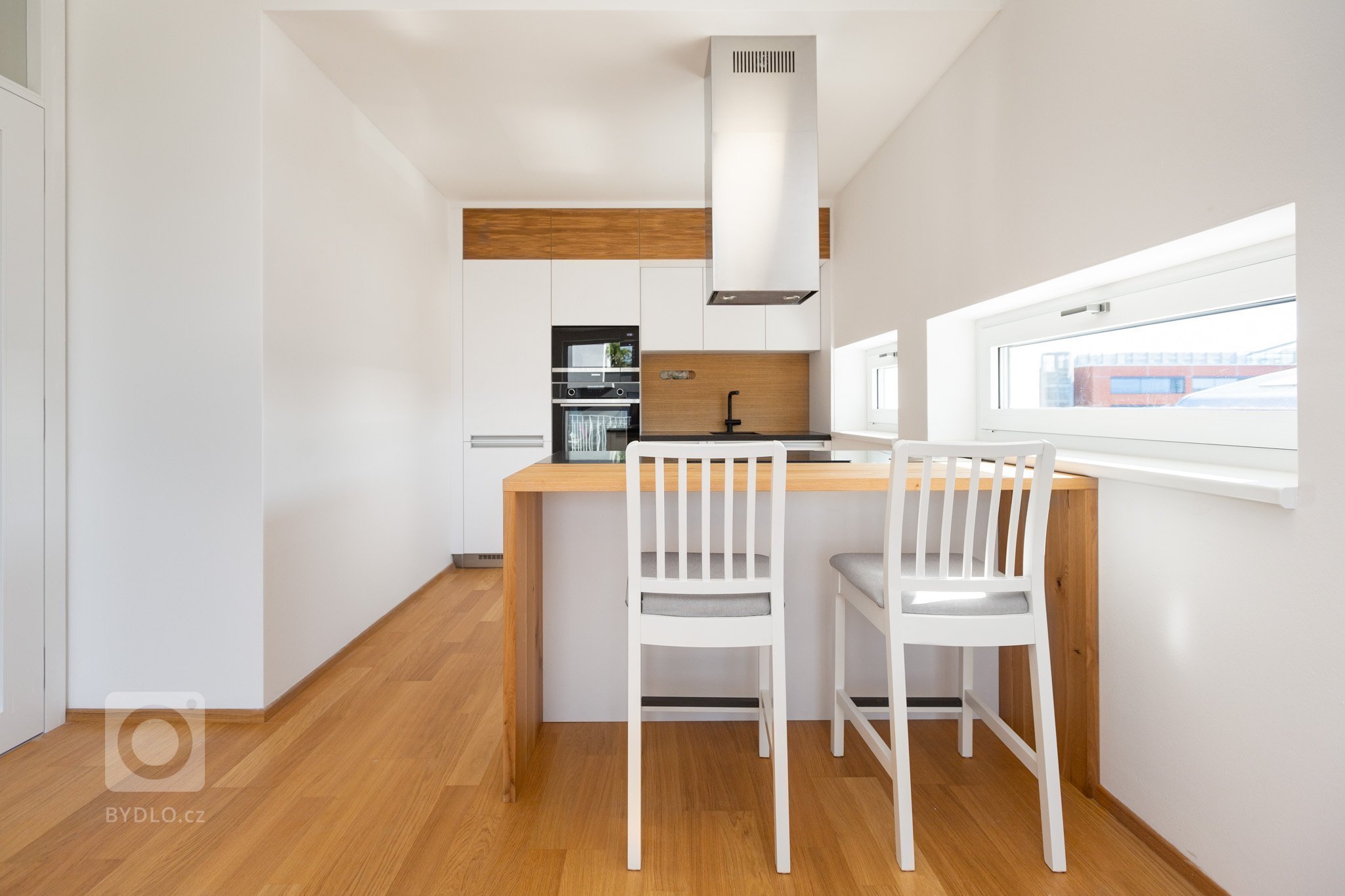 Malé byty obvykle bojují s nedostatkem&nbsp;úložných prostor. Naše řešení spočívá v důmyslném systému skříní na míru, který se opírá o&nbsp;potřeby zákazníka.…