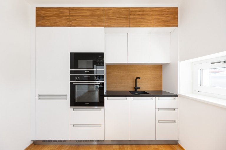 Malé byty obvykle bojují s nedostatkem&nbsp;úložných prostor. Naše řešení spočívá v důmyslném systému skříní na míru, který se opírá o&nbsp;potřeby zákazníka.…