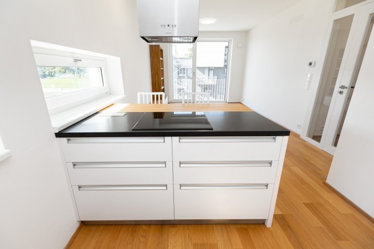 Malé byty obvykle bojují s nedostatkem&nbsp;úložných prostor. Naše řešení spočívá v důmyslném systému skříní na míru, který se opírá o&nbsp;potřeby zákazníka.…