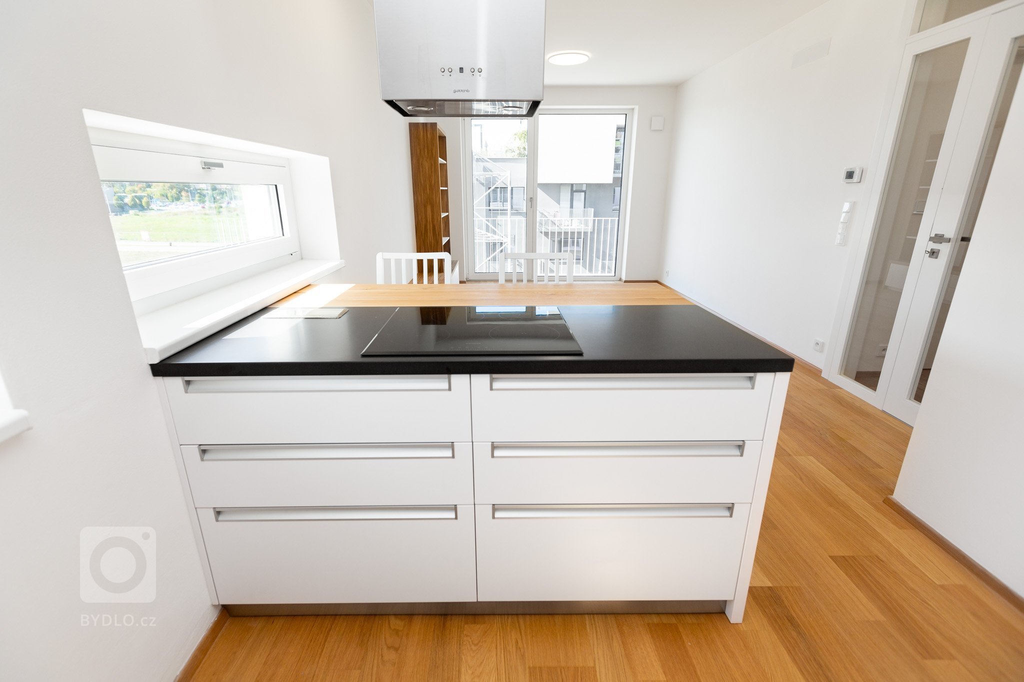 Malé byty obvykle bojují s nedostatkem&nbsp;úložných prostor. Naše řešení spočívá v důmyslném systému skříní na míru, který se opírá o&nbsp;potřeby zákazníka.…