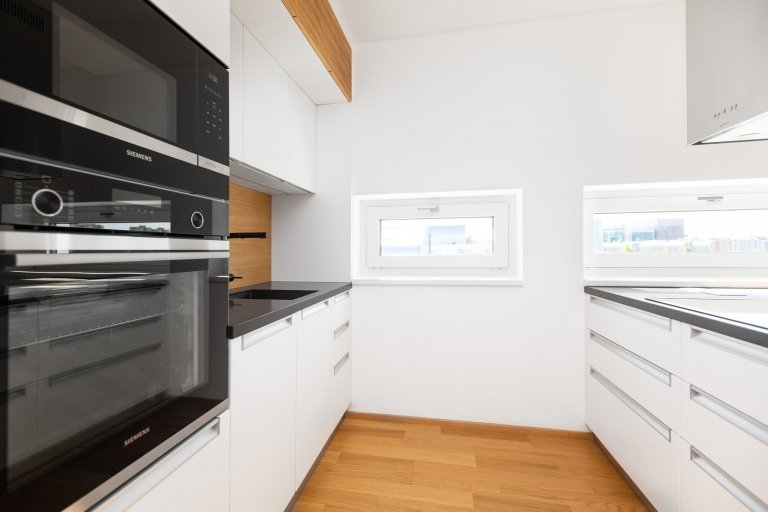 Malé byty obvykle bojují s nedostatkem&nbsp;úložných prostor. Naše řešení spočívá v důmyslném systému skříní na míru, který se opírá o&nbsp;potřeby zákazníka.…