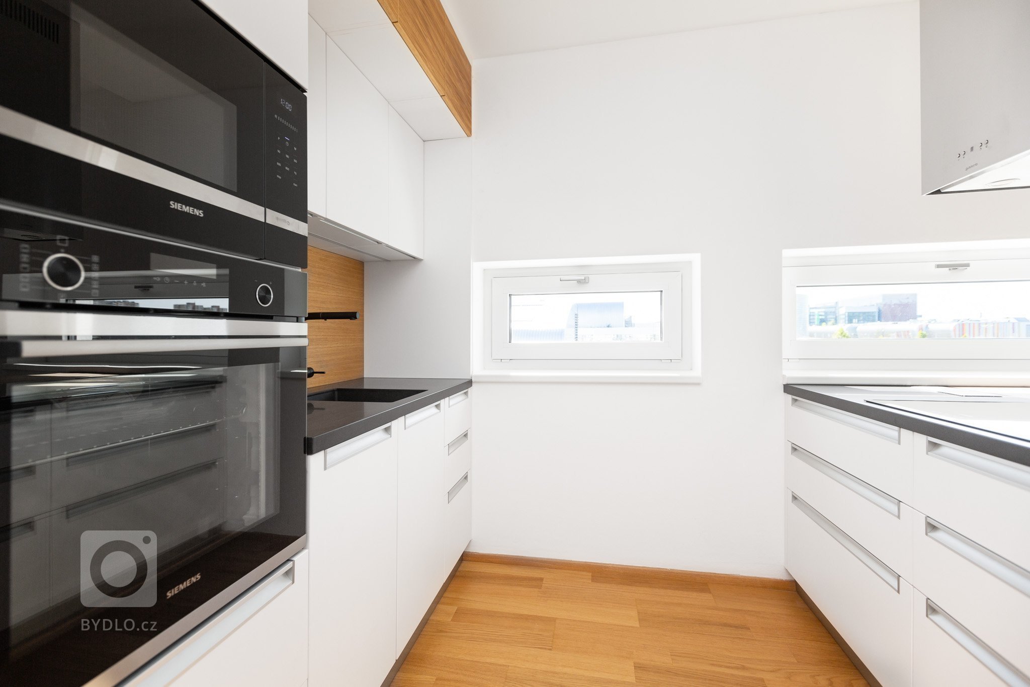 Malé byty obvykle bojují s nedostatkem&nbsp;úložných prostor. Naše řešení spočívá v důmyslném systému skříní na míru, který se opírá o&nbsp;potřeby zákazníka.…