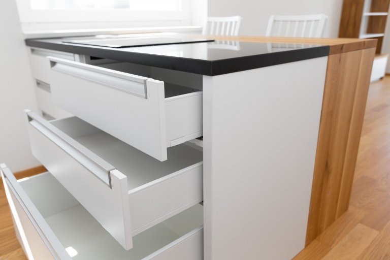 Malé byty obvykle bojují s nedostatkem&nbsp;úložných prostor. Naše řešení spočívá v důmyslném systému skříní na míru, který se opírá o&nbsp;potřeby zákazníka.…