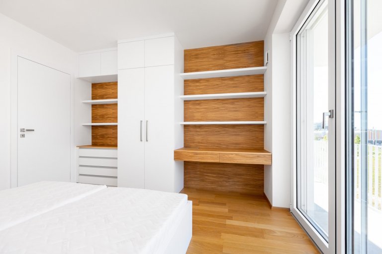Malé byty obvykle bojují s nedostatkem&nbsp;úložných prostor. Naše řešení spočívá v důmyslném systému skříní na míru, který se opírá o&nbsp;potřeby zákazníka.…