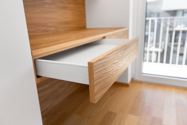 Malé byty obvykle bojují s nedostatkem&nbsp;úložných prostor. Naše řešení spočívá v důmyslném systému skříní na míru, který se opírá o&nbsp;potřeby zákazníka.…