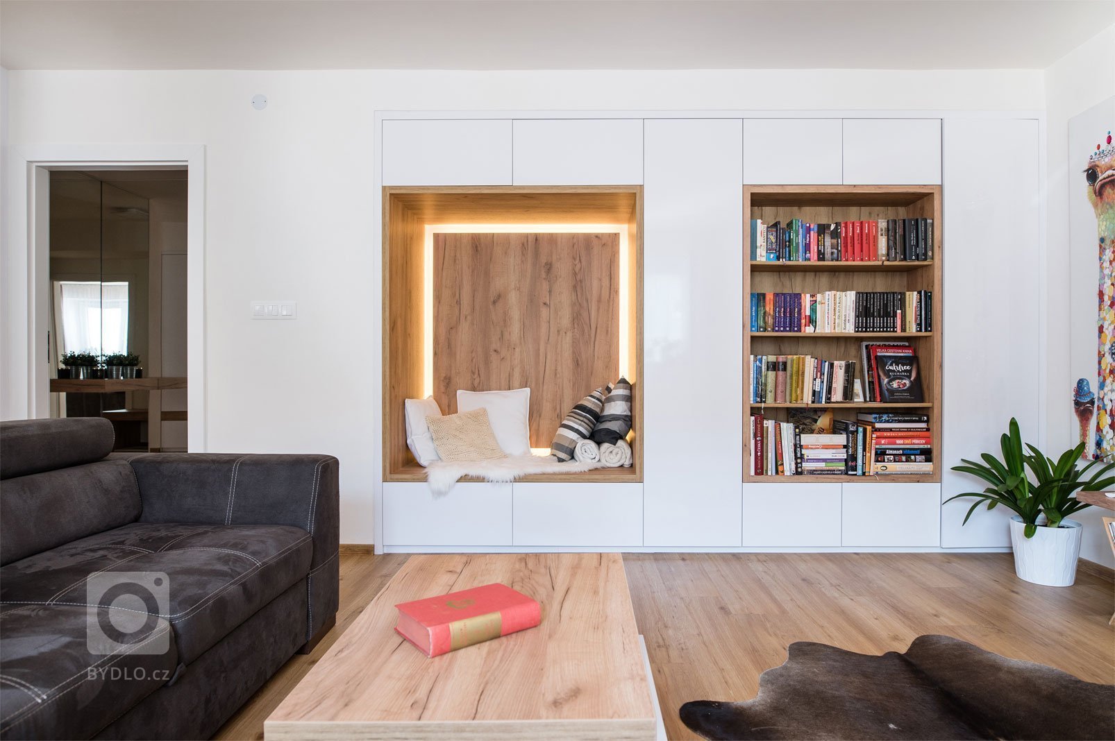 Nika s knihovnou je součástí vestavné skříně