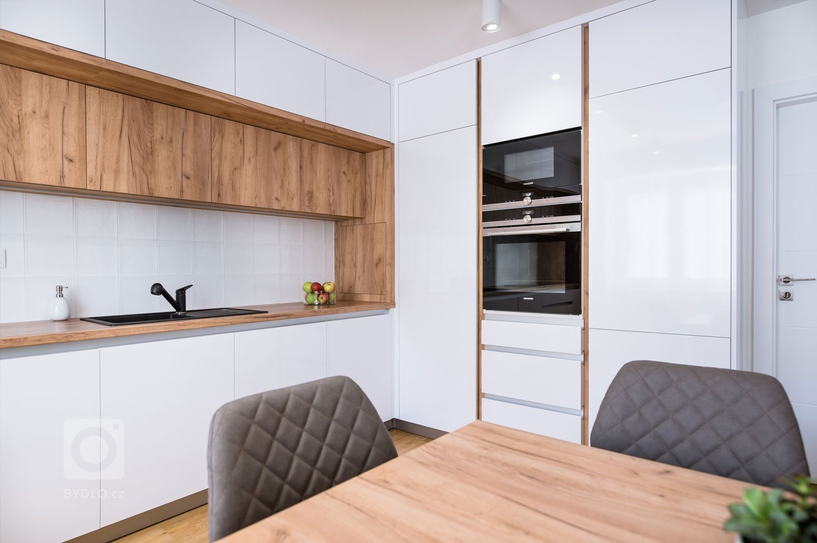 Součástí kuchyně jsou i vestavné spotřebiče