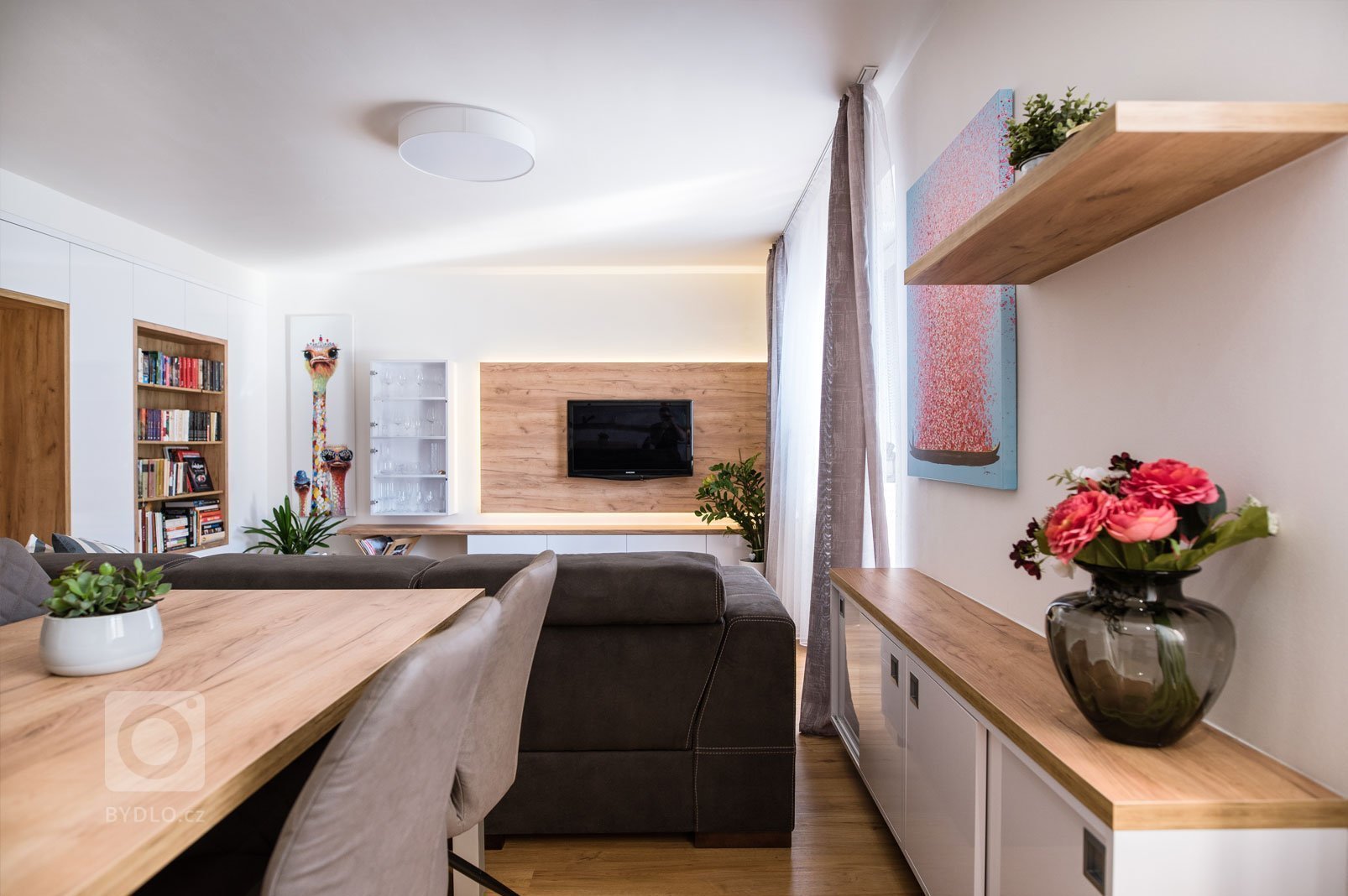 Komoda u sedací soupravy