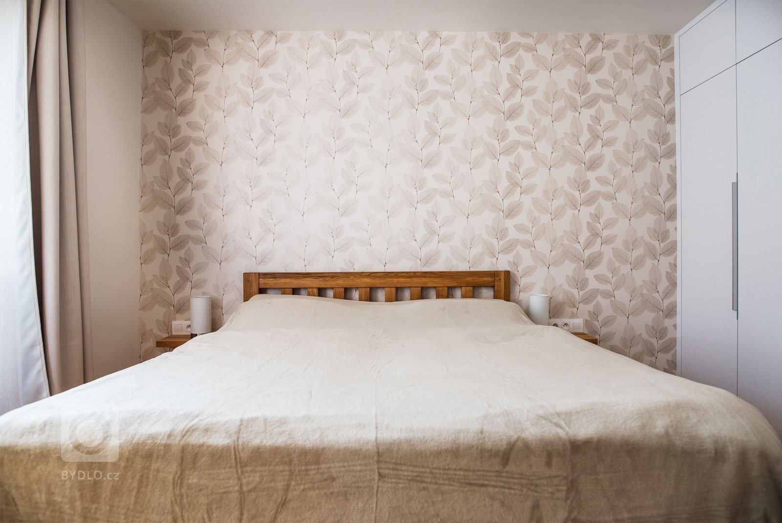 Ložnice s tapetou