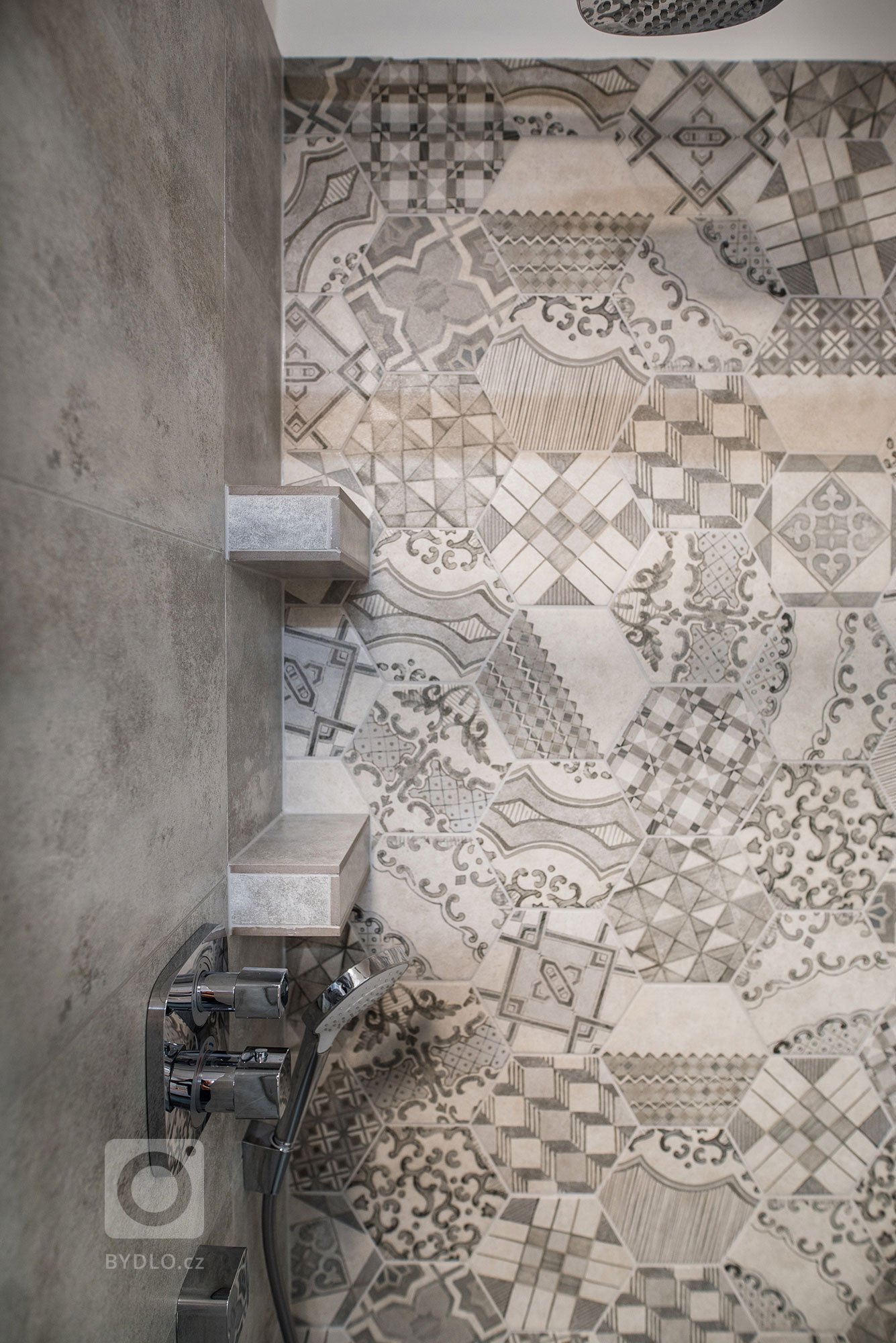 Šestiúhelníkový obklad ve sprchovém koutě