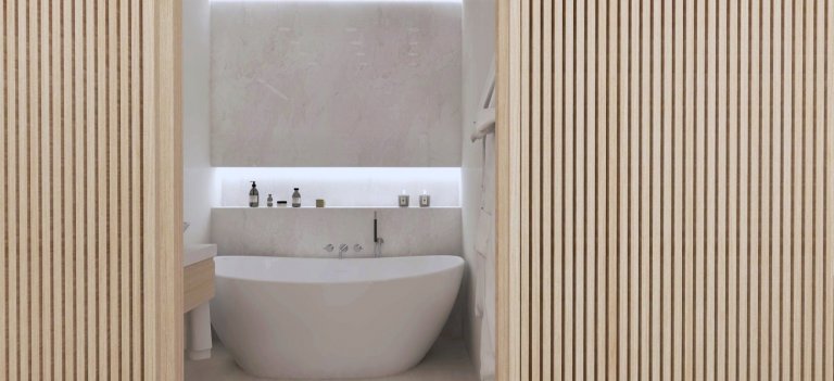 Návrh prázdninového apartmánu ve slunné Andalusii. Posuvná stěna z dřevěných lamel odděluje koupelnu s dvěma umyvadly a volně stojící vanou. Ložnice disponuje…