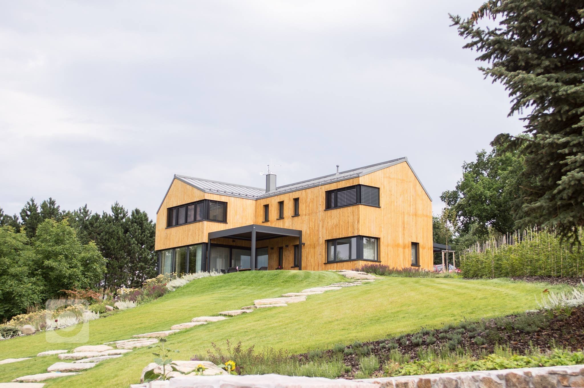 Hlavním požadavkem byl moderní dům, který reaguje na venkovský způsob života. Klíčovou roli sehrál požadavek, aby co nejvíce využil svažitosti terénu a…