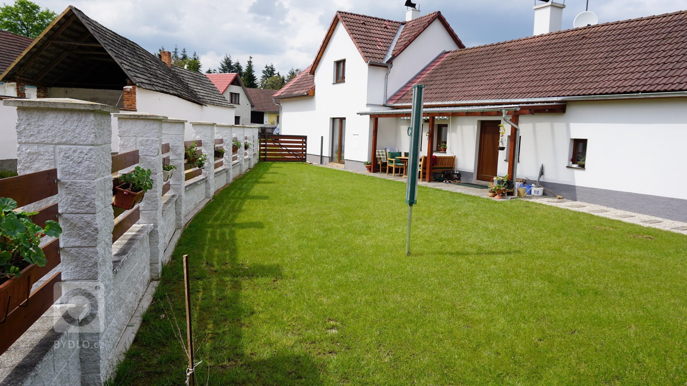 Stavební úpravy rodinného domu u Písku zahrnovaly v prvé řadě návrh v podobě architektonické studie, projektu, demoliční práce následované samotnou výstavbou.…