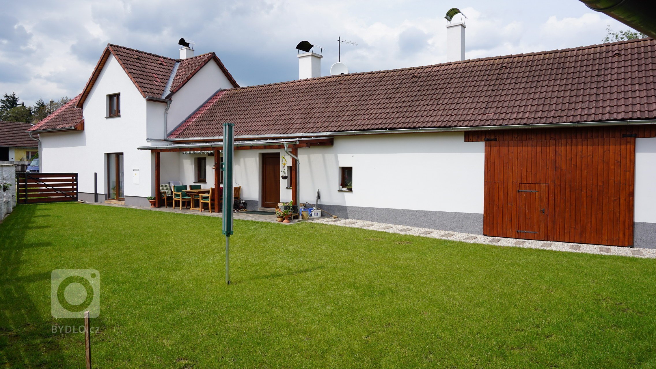 Stavební úpravy rodinného domu u Písku zahrnovaly v prvé řadě návrh v podobě architektonické studie, projektu, demoliční práce následované samotnou výstavbou.…